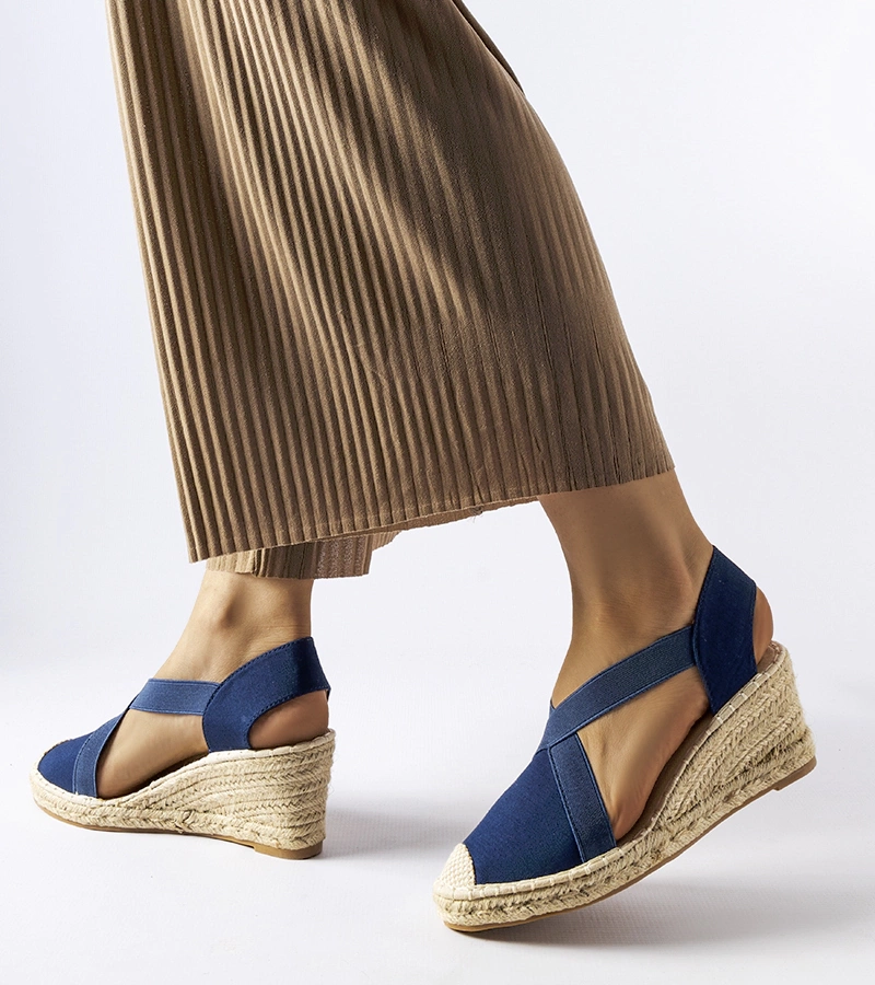 Niebieskie espadryle na koturnie