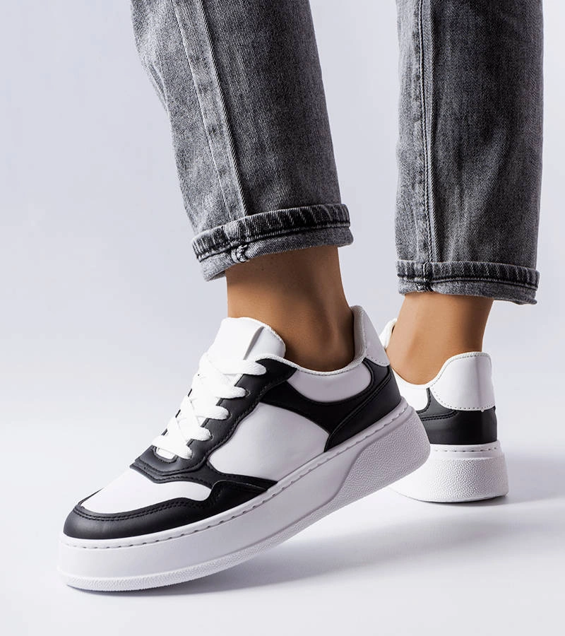 Białe sportowe sneakersy z czarnym akcentem