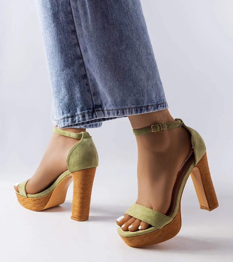 Zielone sandałki na słupku