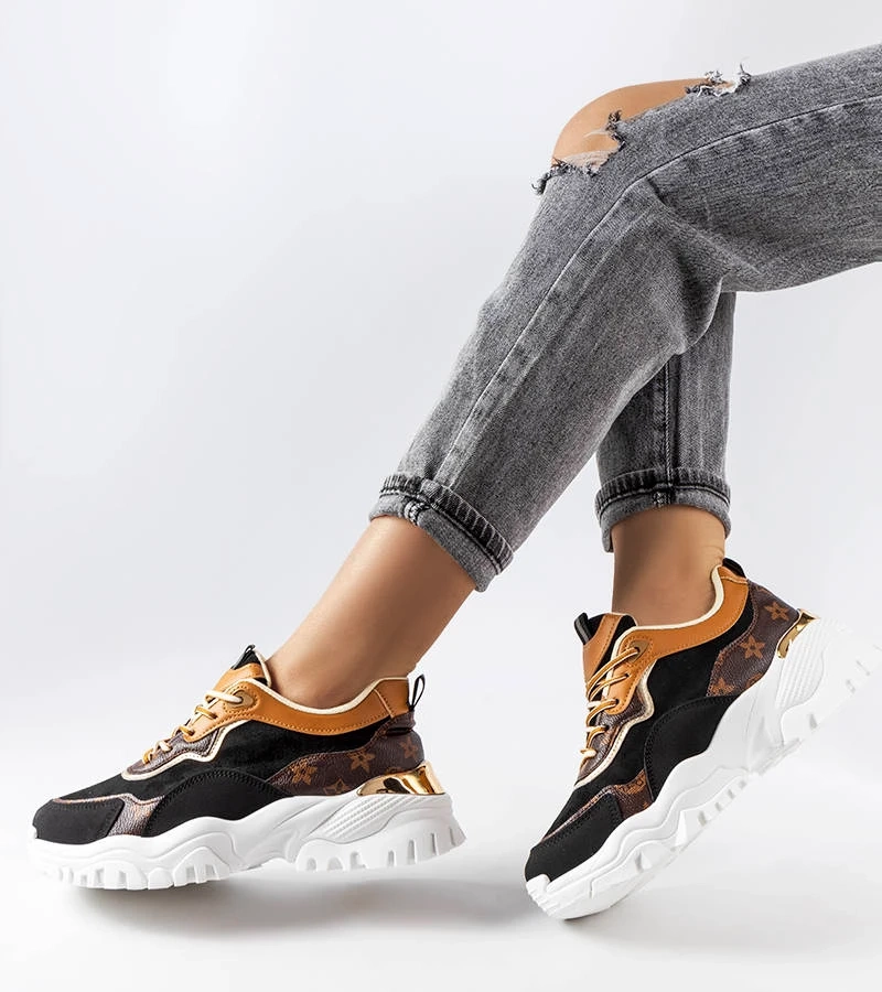 Czarne sneakersy na podeszwie z widocznym protektorem
