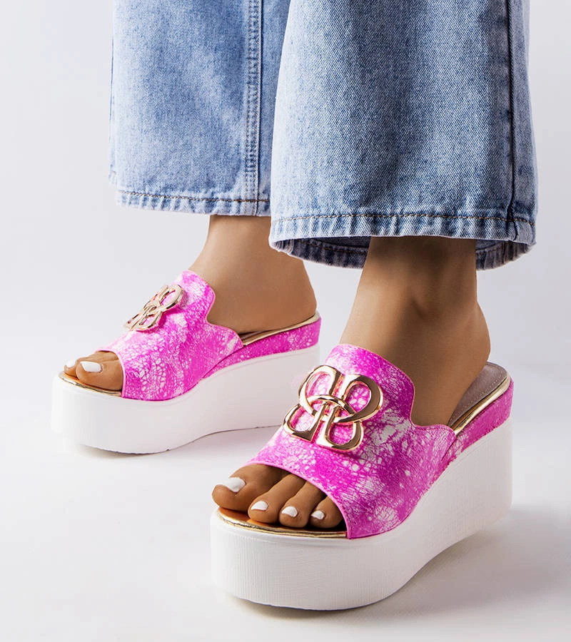 Różowe klapki na koturnie