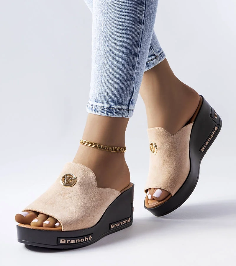 Beżowe klapki na koturnie