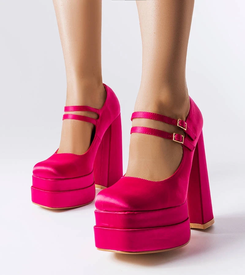 Różowe czółenka na wysokim słupku