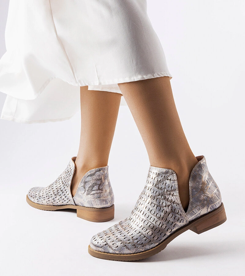 Srebrne botki zdobione perforacją