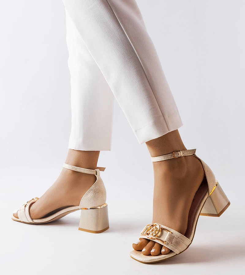 Złoty sandałki na niskim słupku