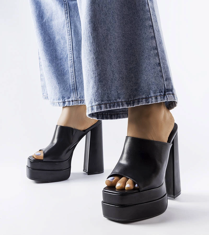 Czarne masywne klapki na wysokim obcasie