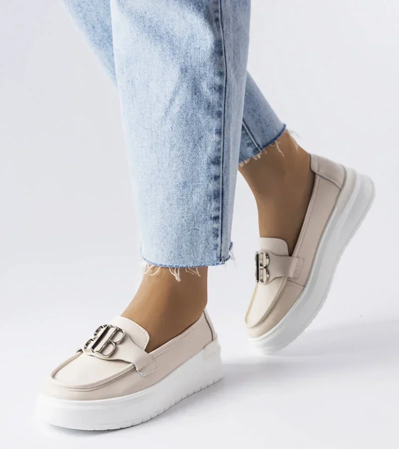 Beżowe mokasyny na grubej podeszwie zdobione klamerką Vinceza