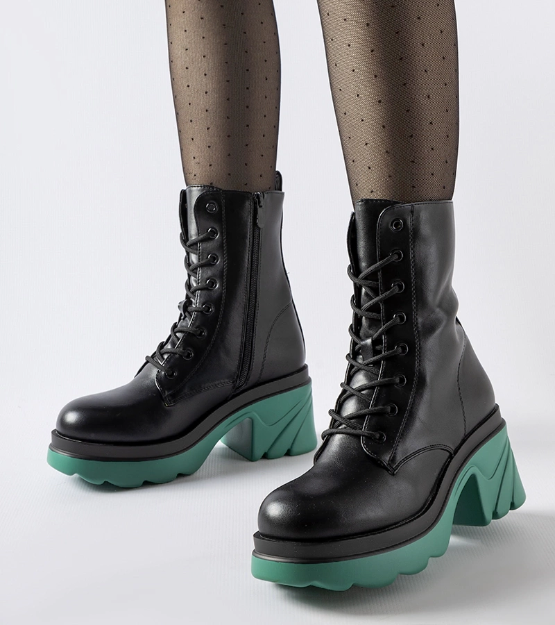 Czarne ocieplane workery na morskim słupku