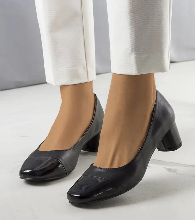 Lakierowane czółenka na słupku