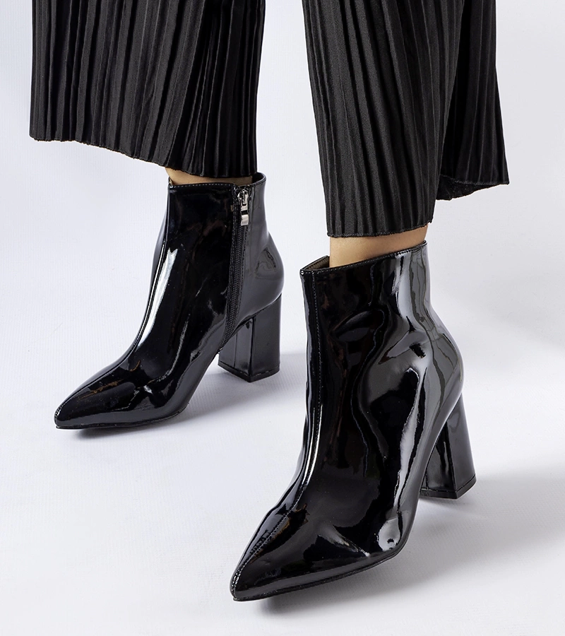 Czarne lakierowane botki na słupku