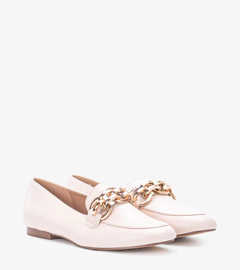 Mokasyny z ozdobnym łańcuchem