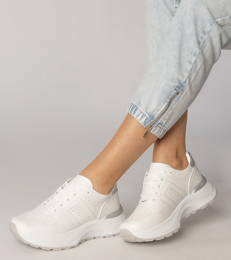Hers Białe sneakersy sportowe ze srebrną wstawką