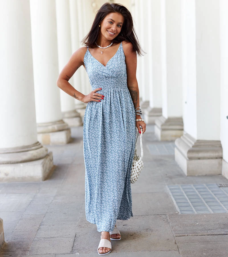 Niebieska sukienka na ramiączkach w kwiaty