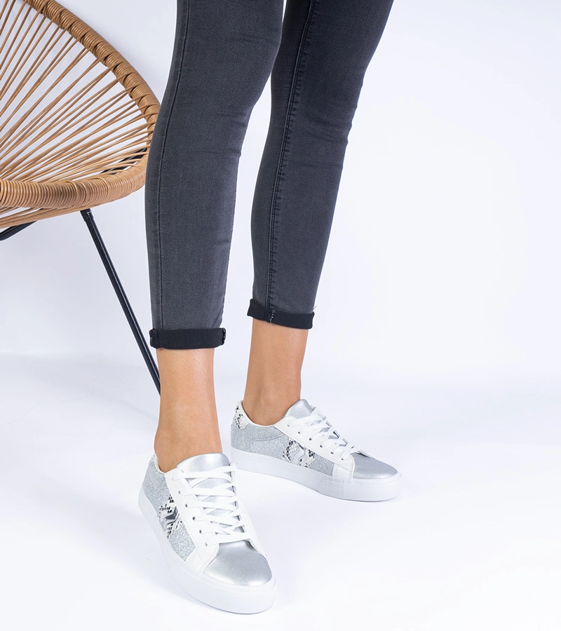 Hers Srebrne sneakersy ze zwierzęcym motywem zdobione brokatem