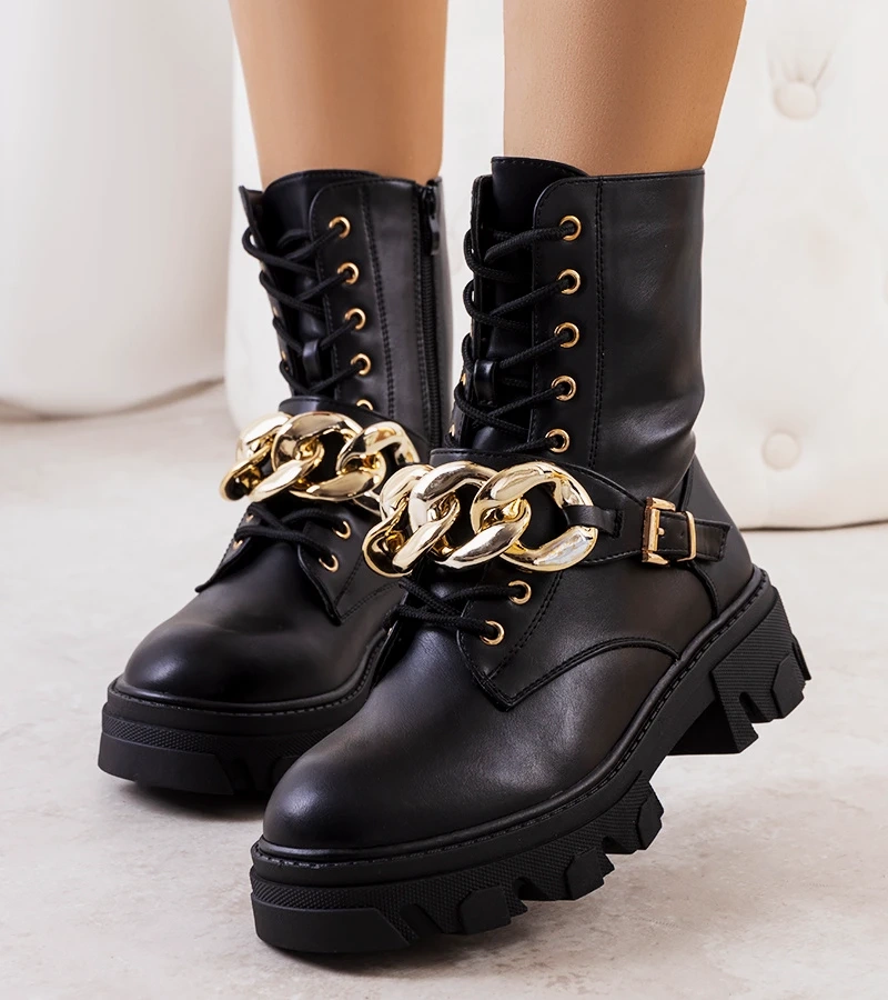 Czarne traperki na traktorowej podeszwie