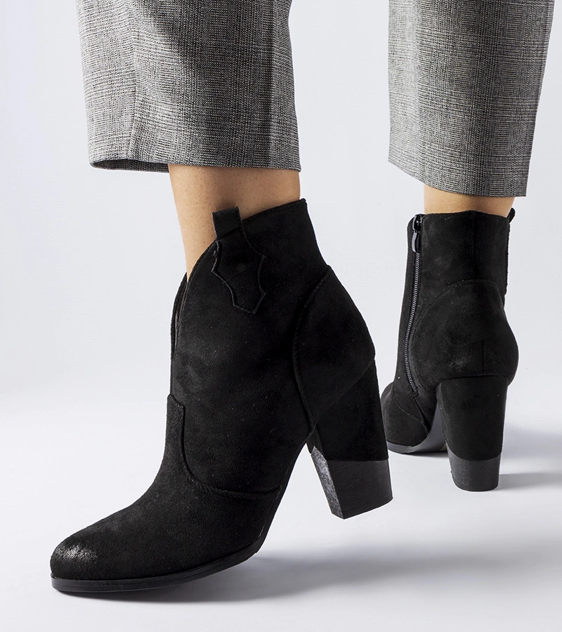 Czarne wycięte ocieplane kowbojki