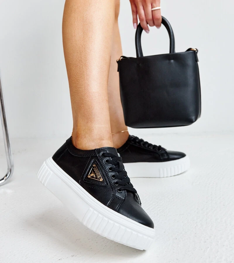 Czarne skórzane sneakersy na grubej podeszwie