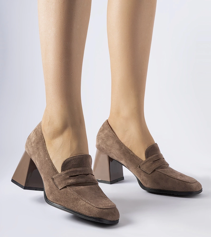 Brązowe zamszowe czółenka na klocku