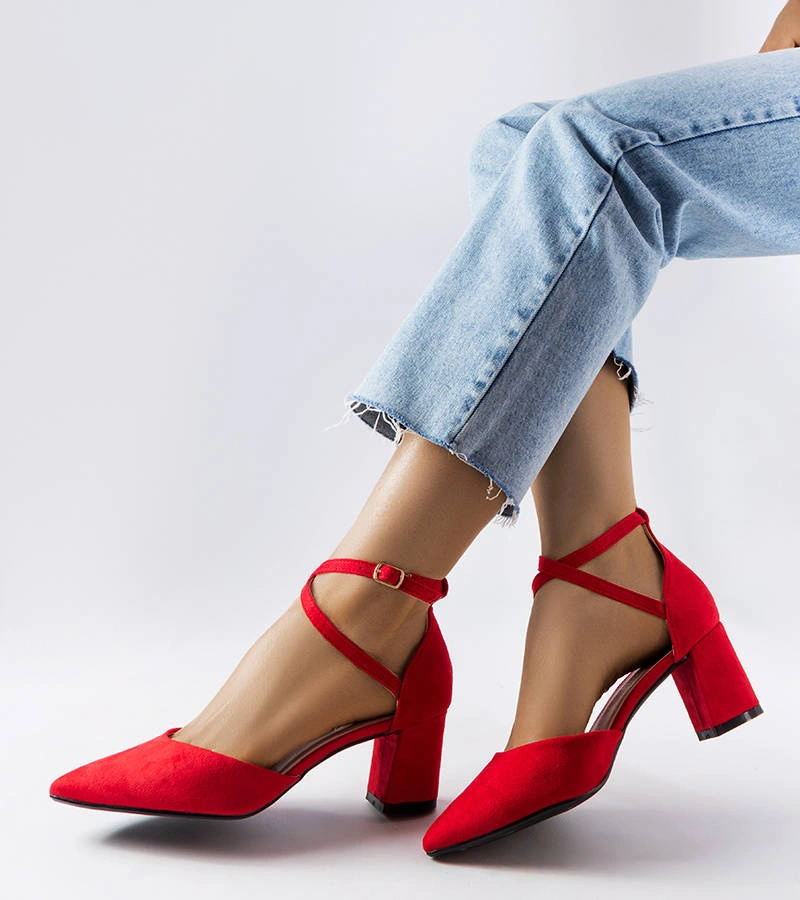 Czerwone czółenka na słupku