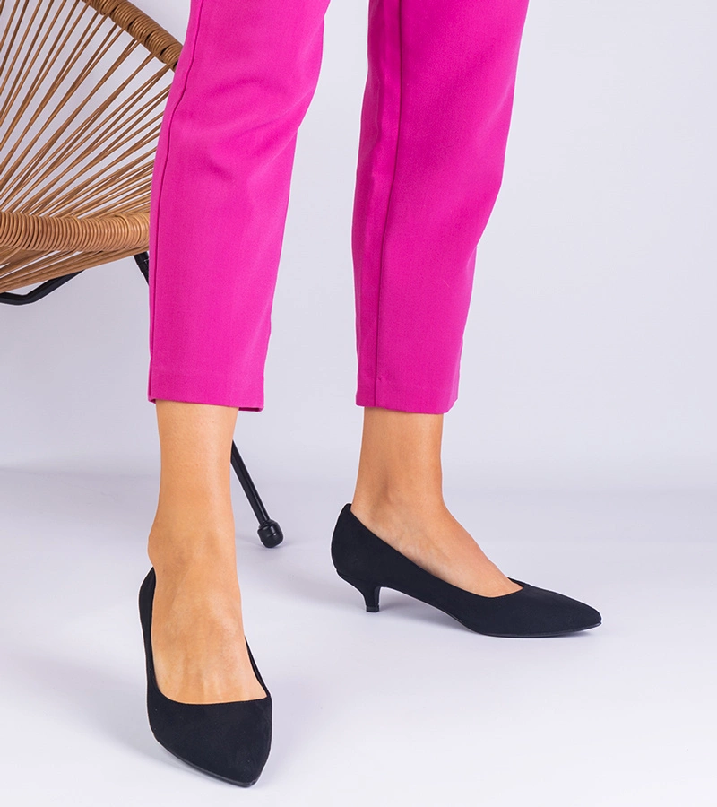 Hers czółenka damskie czarne z ekozamszu na niskiej szpilce - eleganckie i stylowe obuwie