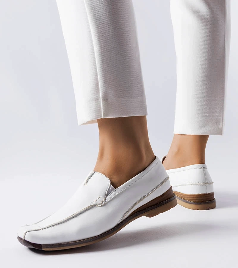 Białe mokasyny z podłużnym noskiem