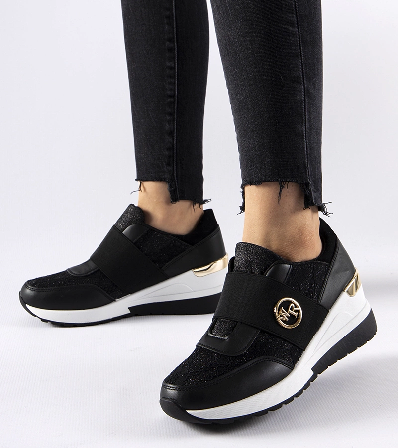 Czarne wsuwane sneakersy na koturnie
