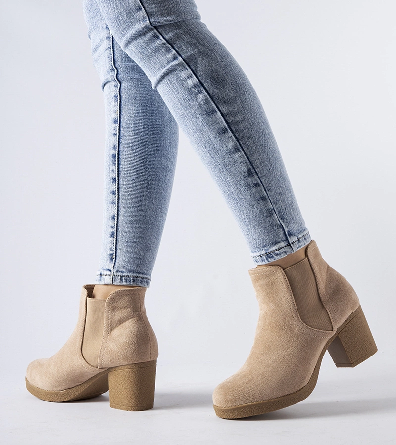 Ciemnobeżowe wsuwane botki na słupku