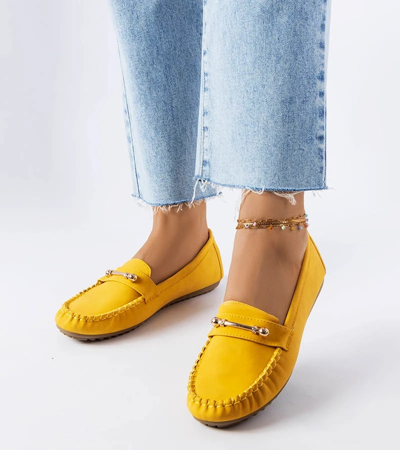 Żółte mokasyny z metalową aplikacją