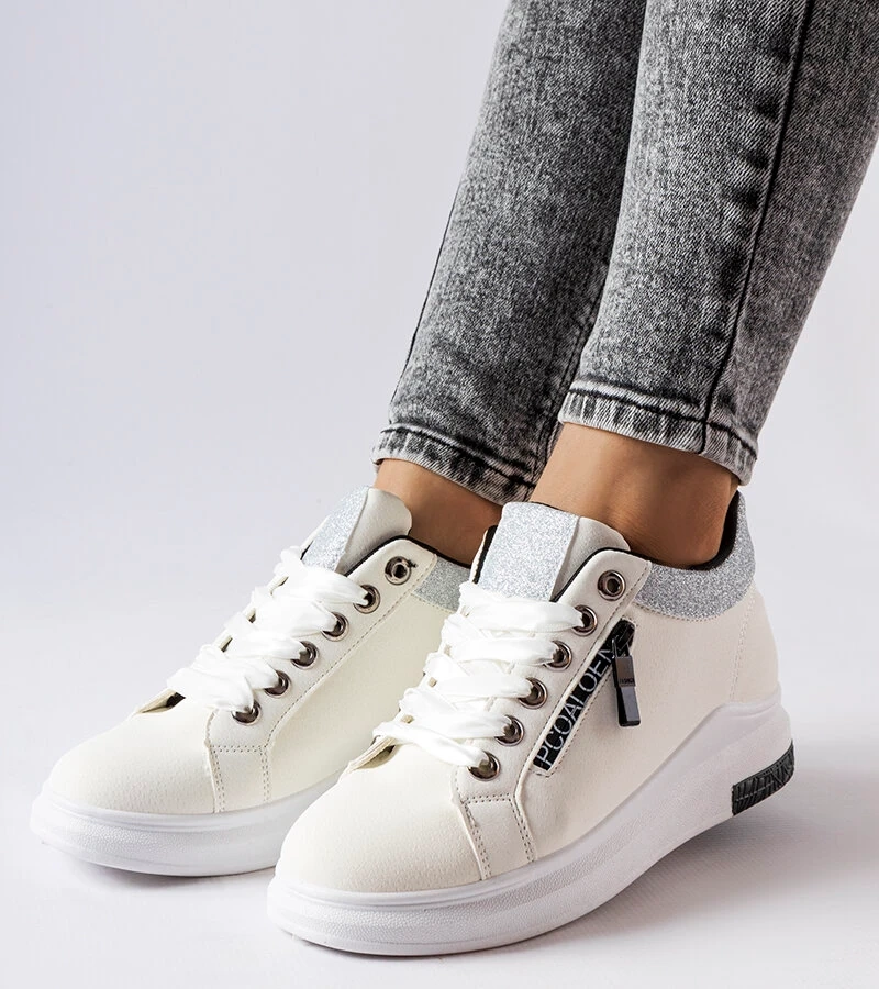 Białe sneakersy na koturnie