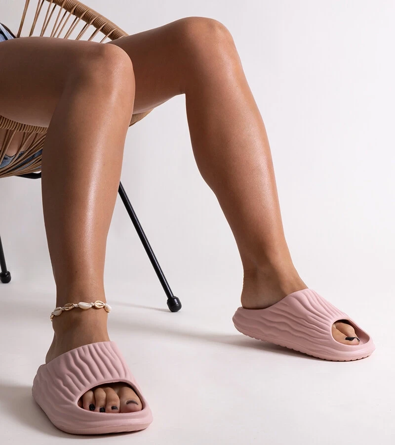 Różowe klapki z marszczeniem