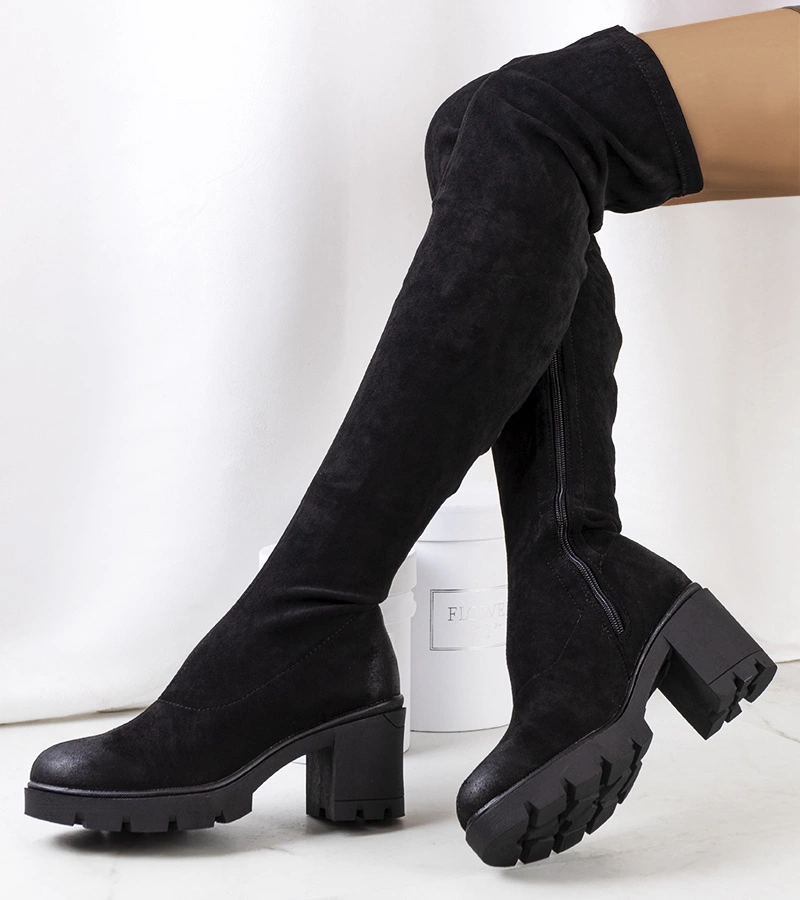 Czarne kozaki na masywnej podeszwie