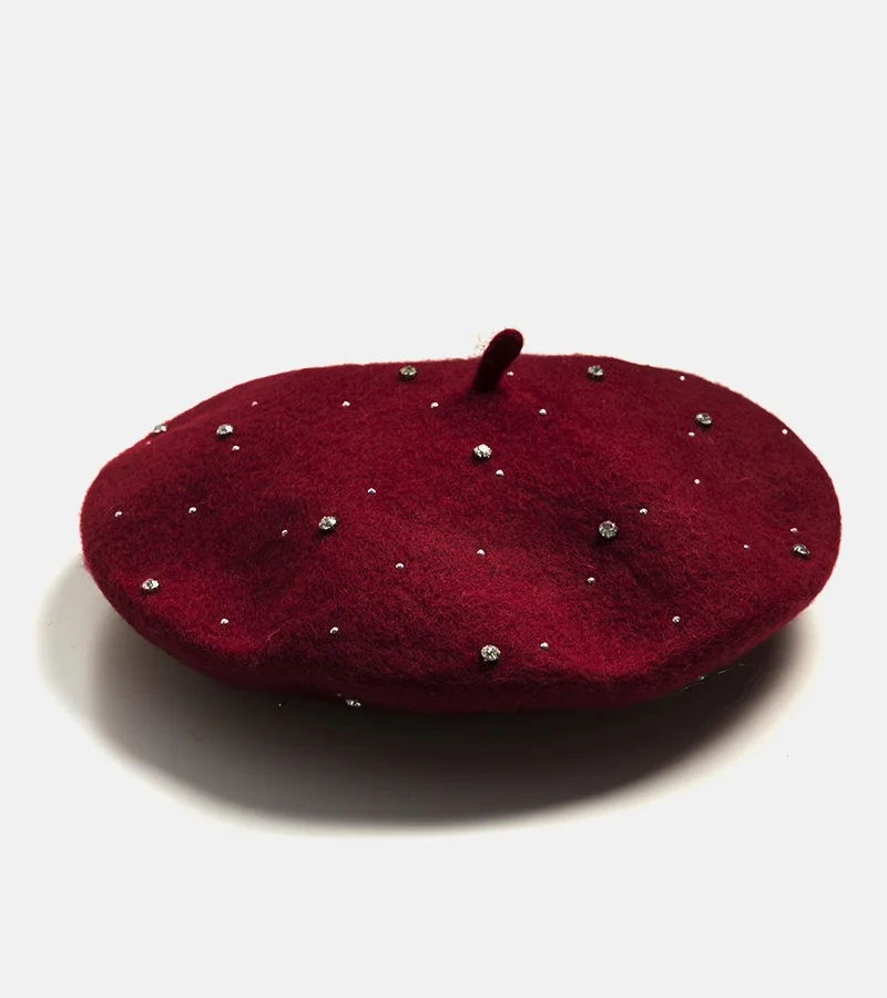 Czerwony beret zdobiony cyrkoniami