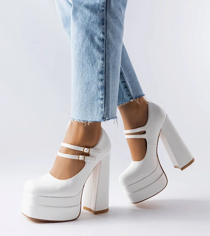 Białe czółenka na wysokim słupku