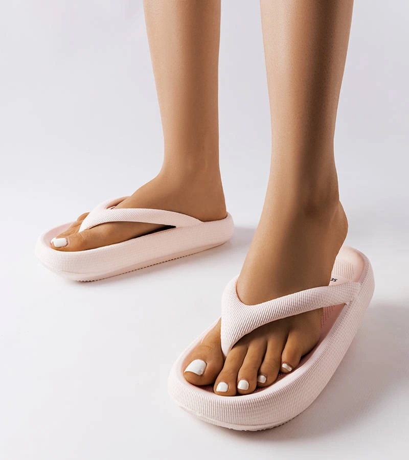 Beżowe klapki typu japonki