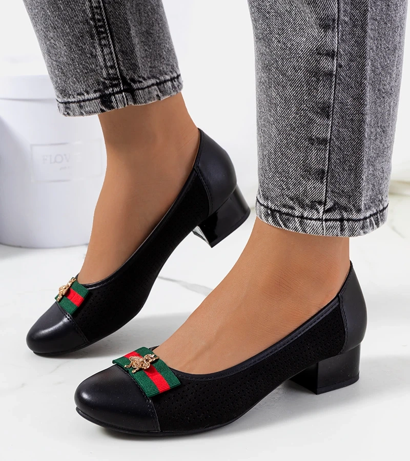 Ażurowe czarne czółenka z ozdobą