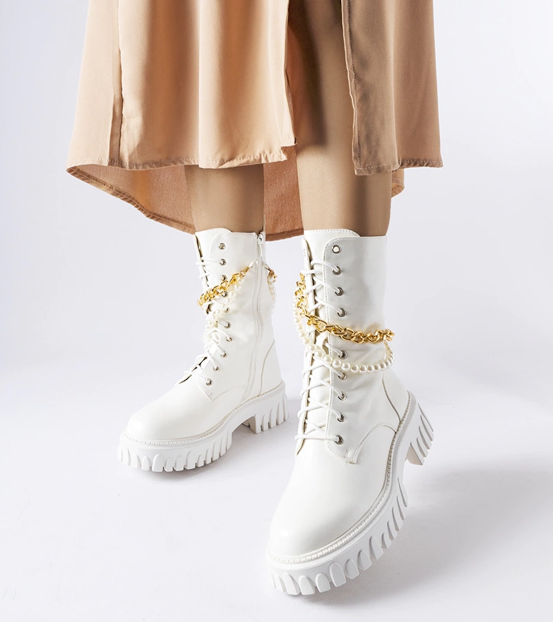 Białe trapery z perełkami i łańcuszkiem