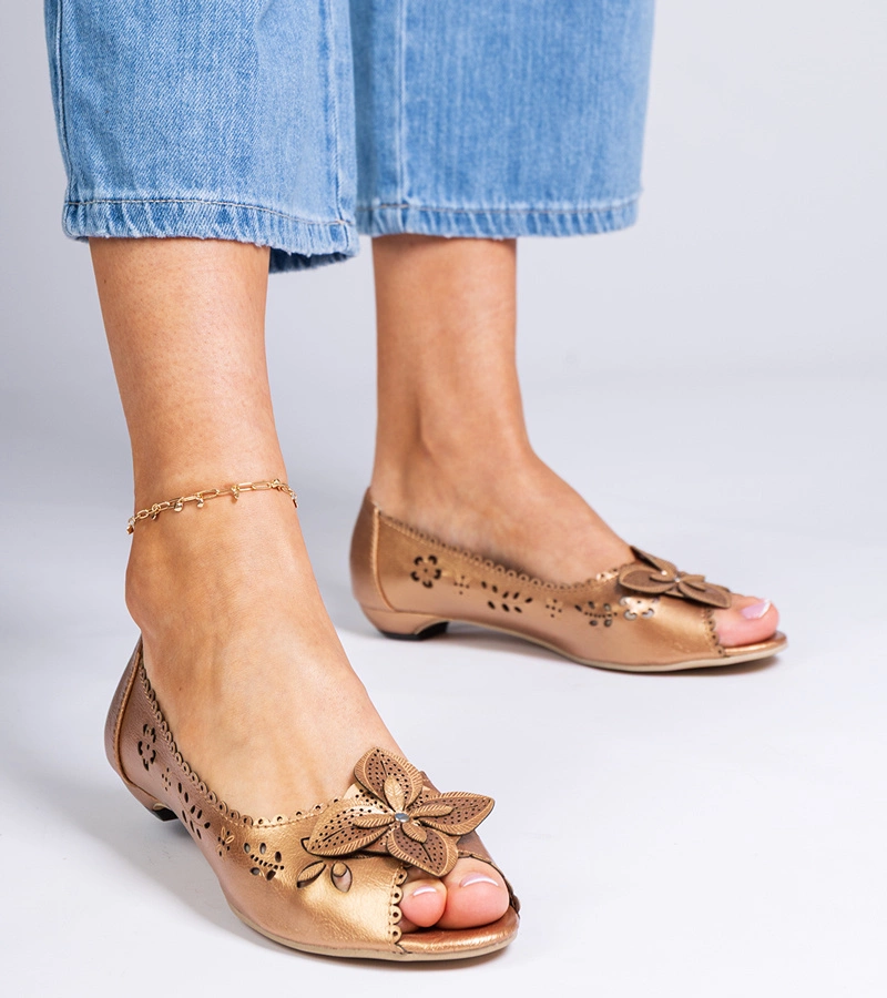 Złote ażurowe balerinki z odkrytym noskiem