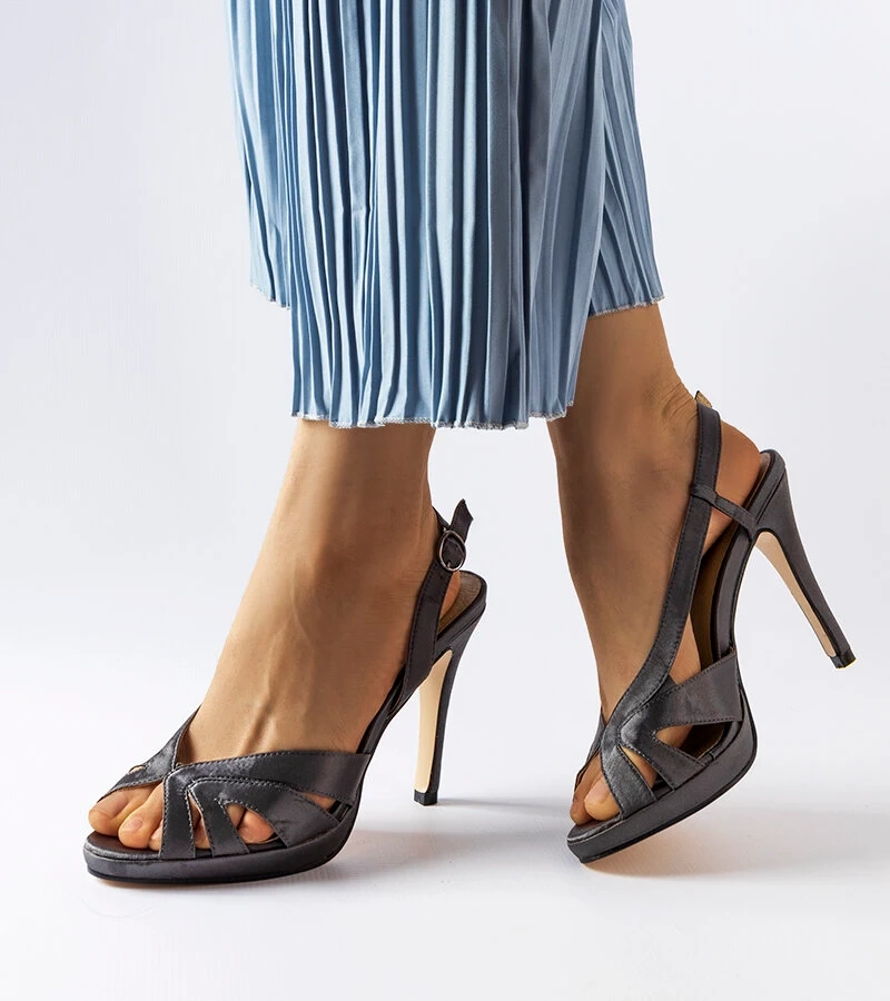 Szare sandałki na szpilce