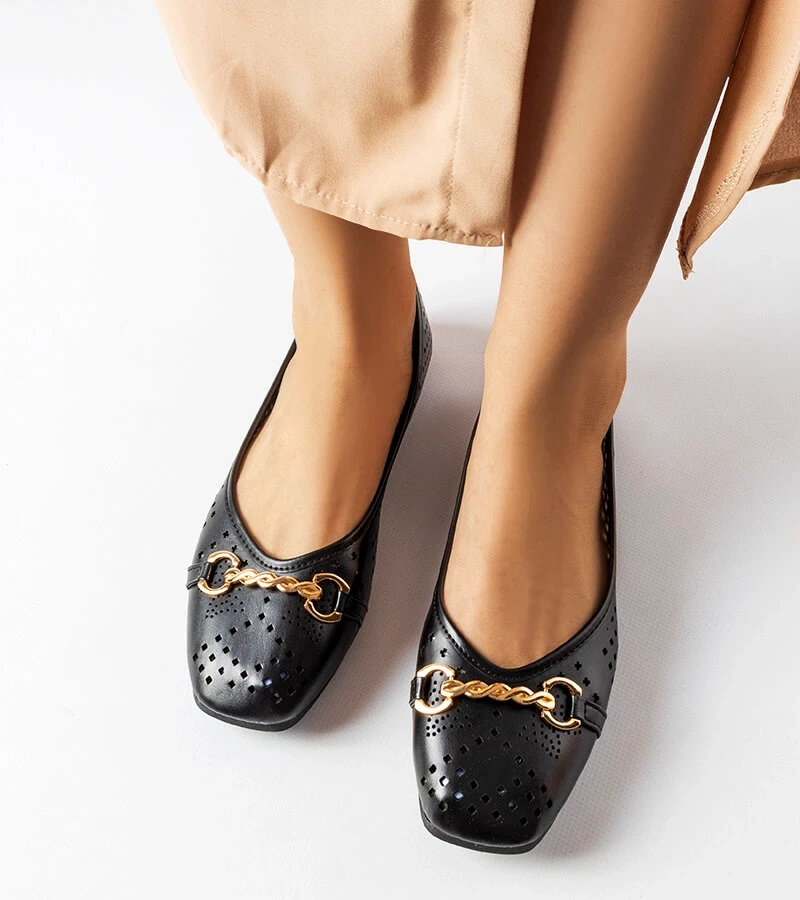 Czarne ażurowe balerinki ze złotą aplikacją