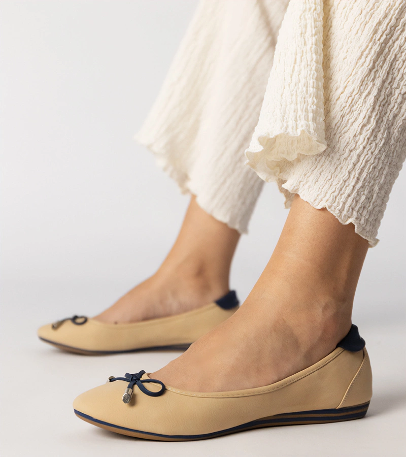 Hers Beżowe balerinki z kokardką