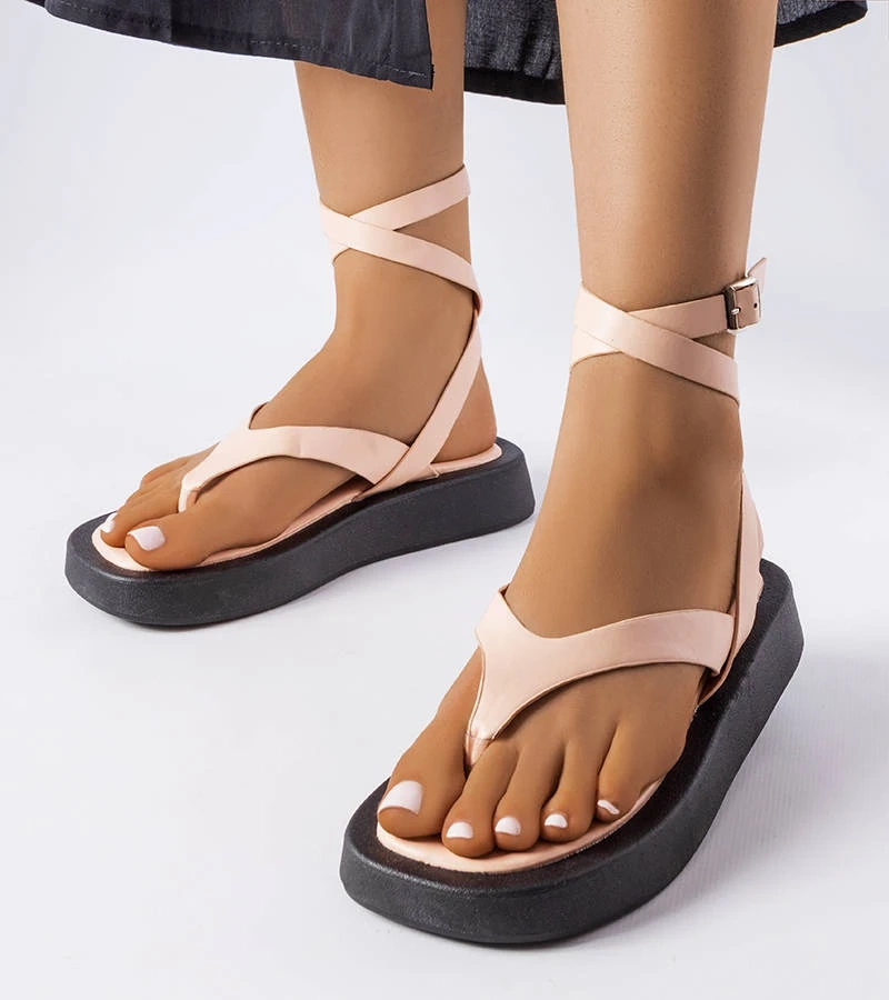 Beżowe sandały w typu japonki na platformie