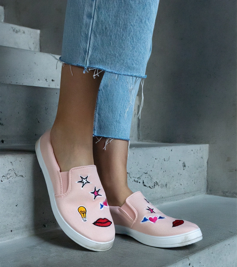 Różowe tenisówki z naszywkami