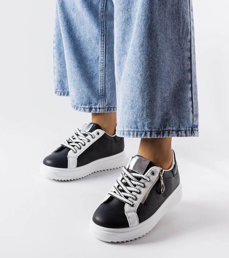 Czarne sneakersy ze żłobioną podeszwą