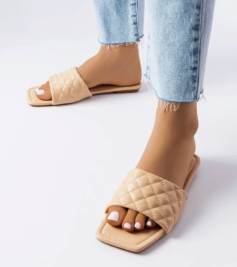 Beżowe pikowane klapki