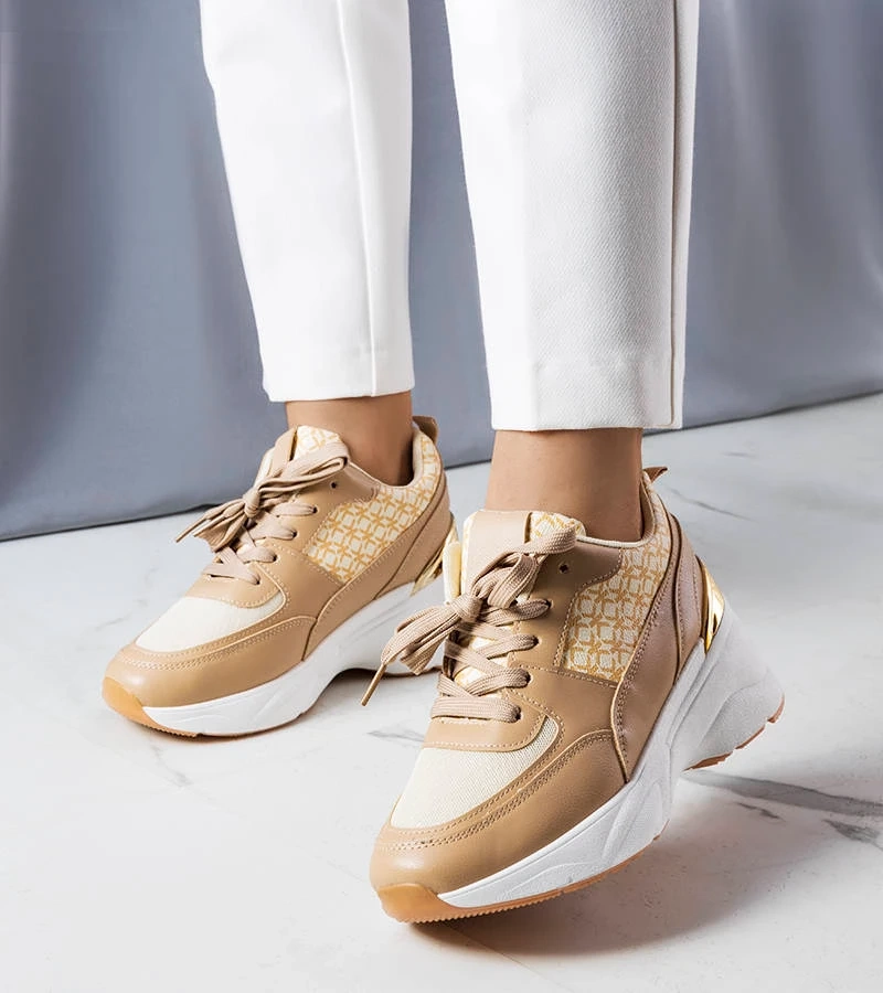 Beżowe snekersy na koturnie zdobione monogramem