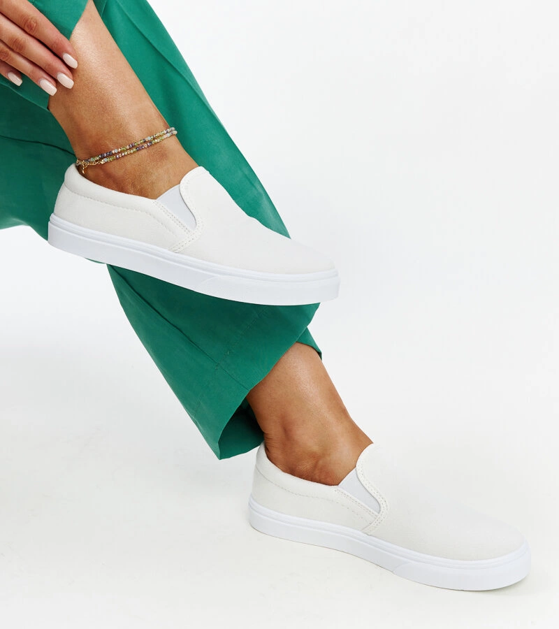 Białe materiałowe tenisówki