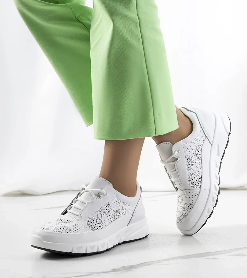 Białe sneakersy skórzane