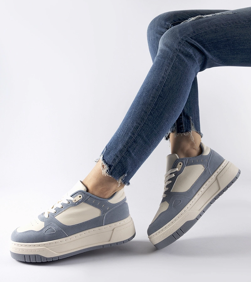 Niebiesko-białe sneakersy na platformie