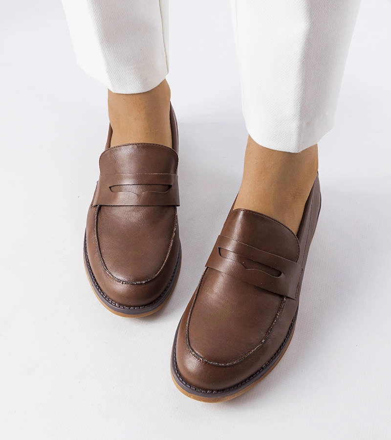 Brązowe gładkie mokasyny