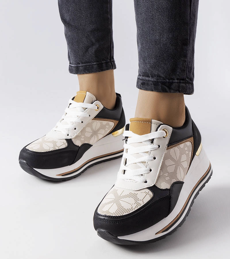 Czarne sneakersy na koturnie zdobione monogramem